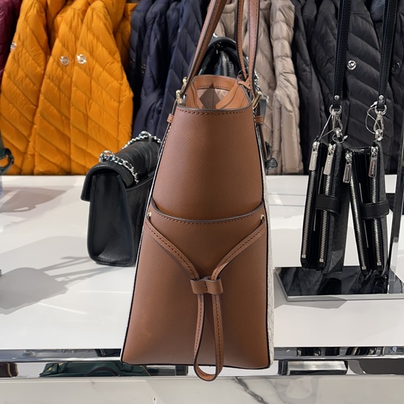 MICHAEL KORS GILLY LARGE DRAWSTRING TRAVEL SHOULDER TOTE SIGNATURE 
VANILLA 
NWT - Picture 3 of 16